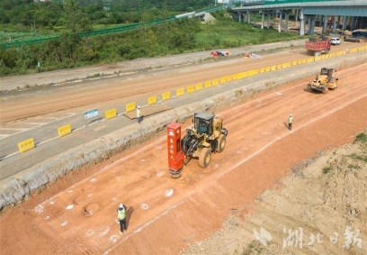 武黃高速改擴建工程進入主線路基施工