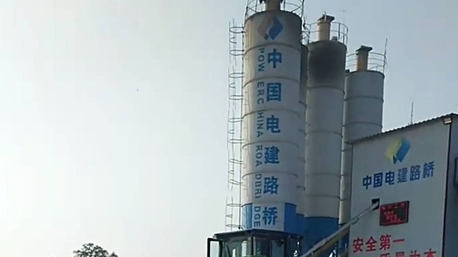 中國電建路橋在某項目中使用夯神HC高速液壓夯實機進行地基壓實施工